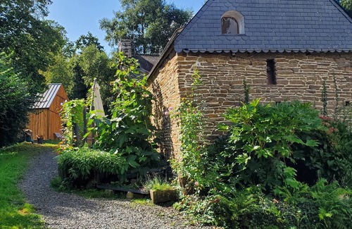 La Fontenelle Appartement | Vacation apartment in 4Ha nature area with pond. Bike rental and games for everyone.