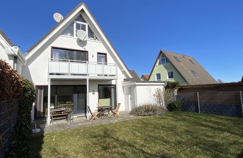 Breege Appartement | Vacation apartment in a quiet location and with balcony - Ferienhaus Solamar FeWo OG