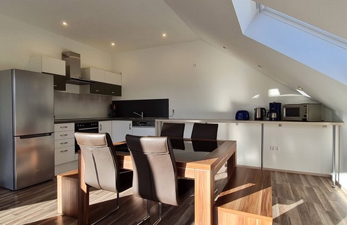 Ostringen Appartement | Vacation apartment "Penthouse Tiefenbach" with private wooden terrace on the roof and WLAN
