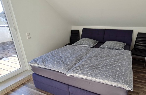 Ostringen Appartement | Vacation apartment "Penthouse Tiefenbach" with private wooden terrace on the roof and WLAN