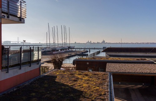 Altefaehr Appartement | Vacation apartment Zeitlos with sun and lake view - Ferienwohnung Zeitlos