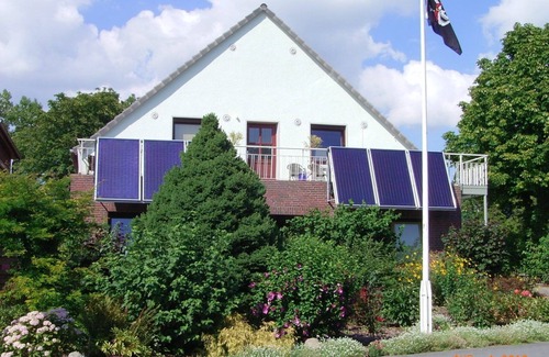 Eckwarden Appartement | Vacation home Herter, WiFi, gr. Garden, play equipment, lounger / play area, barbecue, animals