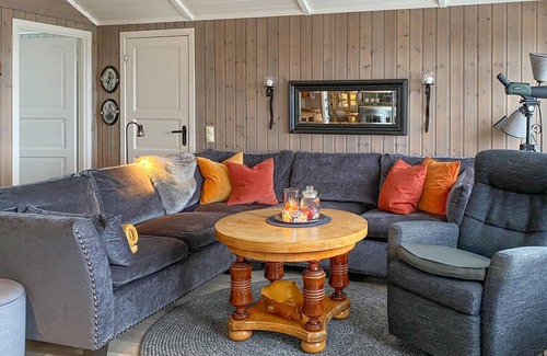 Grovfjord Maison | Vacation home in first row to the water