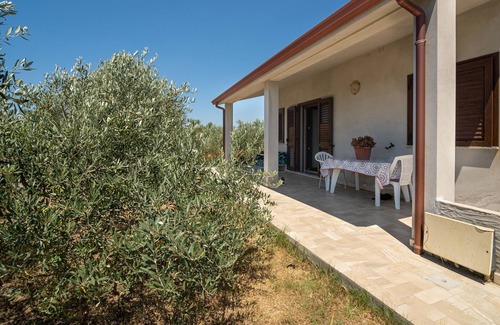 Sant'Anna Arresi Maison | Maison de vacances 'Villa Adriana 4' avec vue sur les montagnes, terrasse privée & Wi-Fi