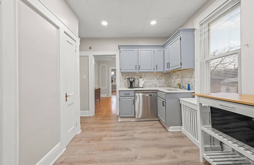 Linden Maison | Vacation Home Sleeps 10 w/ Game Lounge · 5 mins walk to NYC/EWR Train