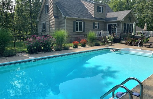 Copake Lake Maison | Maison de vacances avec piscine chauffée saisonnière sur 6 acres près du lac Copake / Catamount Ski