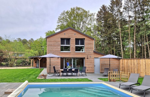 Region Hannover District Maison | Vacation home "Waldhaus Tiedtke" with large garden, outdoor pool and barrel sauna