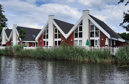 Wendisch Rietz Maison | Maison de vacances directement sur le lac avec une terrasse d'eau - avec sauna et cheminée