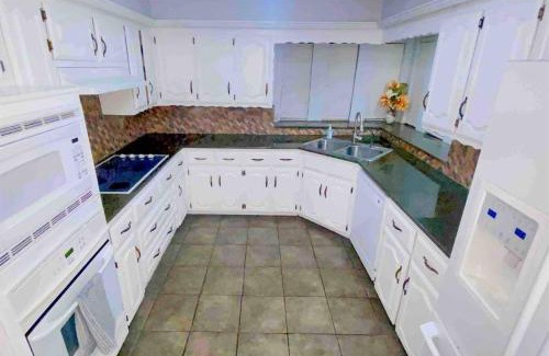 Buckner Terrace - Everglade Park Maison | Vacation Home with Private Pool