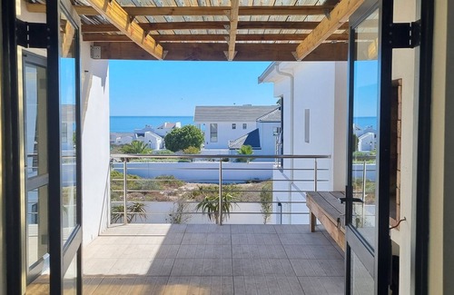 Shelley Point Maison | Vacation home with ocean views - 5mins from the beach!