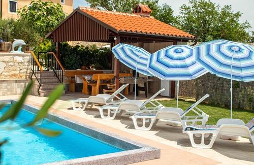 Rezanci Maison | Maison en pierre centenaire, avec terrasse, cour et piscine - 4 personnes