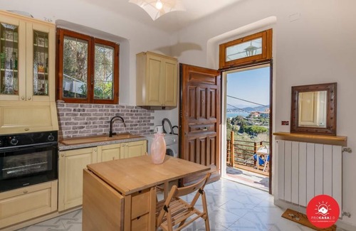Cadimare Appartement | Vacation House With Sea View in the Cinque Terre 200 m from the sea. Alba Marina