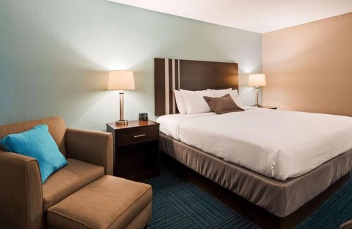 Blaine Maison | Vacation is Calling! Free Breakfast, Free Parking, Indoor Pool, Close to Oglebay
