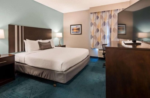 Blaine Maison | Vacation is Calling! Free Breakfast, Free Parking, Indoor Pool, Close to Oglebay