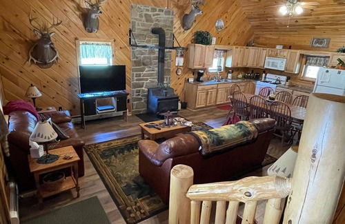 Hopewell Cabine | Vacation Lodge and Hunting / Près du lac Raystown et du Bedford historique