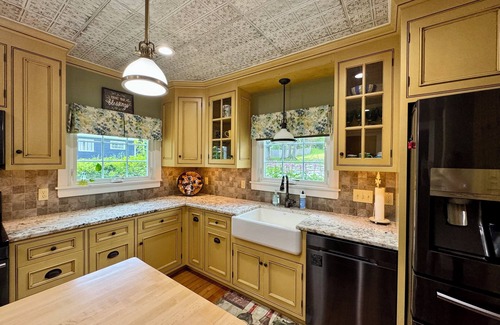 Hallowell Maison | Vacation or Short-term rental. Spacious 4-bedroom house in welcoming Hallowell.