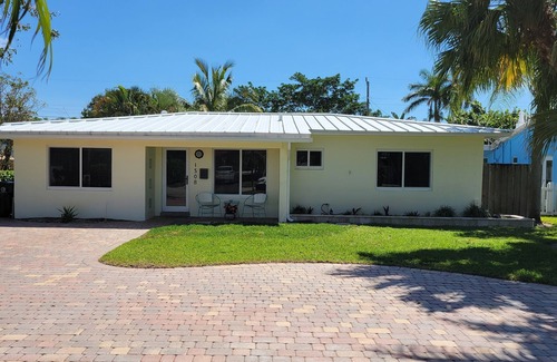 Poinsettia Heights Maison | Pet Friendly Home with Large/Private Tropical Pool. Perfect Vacation Location!