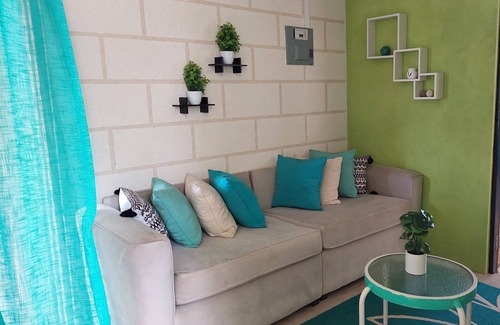 Oistins Appartement | Appartement situé au centre de Vauxhall Gardens. 1 grand lit avec surmatelas et wifi