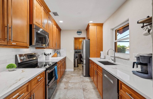 Tropic Palms Maison | ClassyN'Cozy Delray Bch home! Htd SW Pool, Fish'nDock, Water front, close to Bch