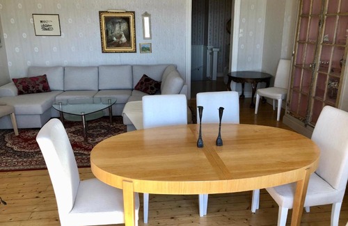 Stromstad Appartement | Vacker våning med havsutsikt i Strömstads centrum.