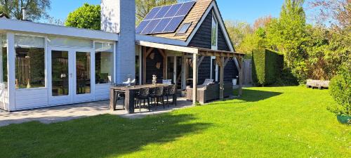 Bruinisse Maison | Vakantiehuis met sauna, omheinde tuin & nabij strand VP087