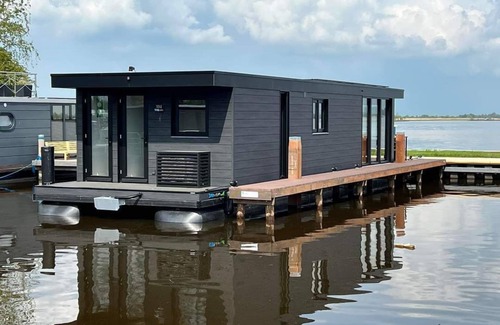 Offingawier Location De Bateaux | Vakantiewoonboot De Waterparel Direct aan Sneekermeer