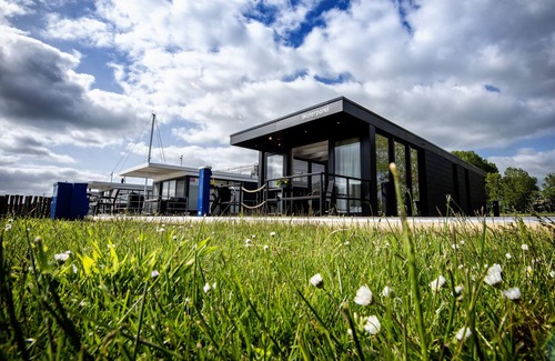 Offingawier Location De Bateaux | Vakantiewoonboot De Waterparel Direct aan Sneekermeer