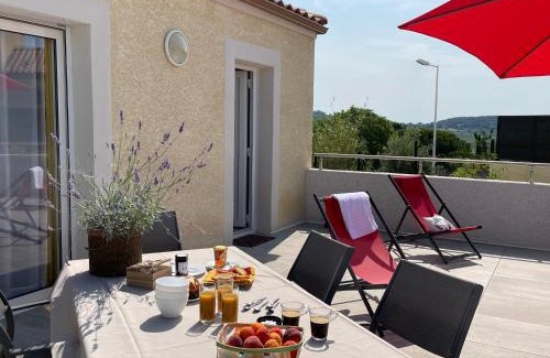 Neffies Maison | Val des Bruyères - gîte 15mn Pézenas avec terrasse et cour close - Parking privatif securisé - wifi FTTH gratuit