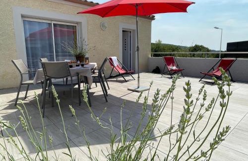 Neffies Maison | Val des Bruyères - gîte 15mn Pézenas avec terrasse et cour close - Parking privatif securisé - wifi FTTH gratuit