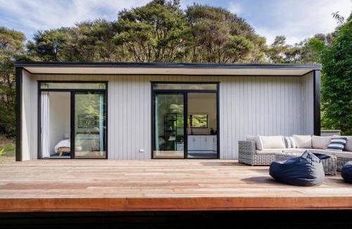 Kuaotunu Maison | Valley Hideaway - Kūaotunu Holiday Cabin