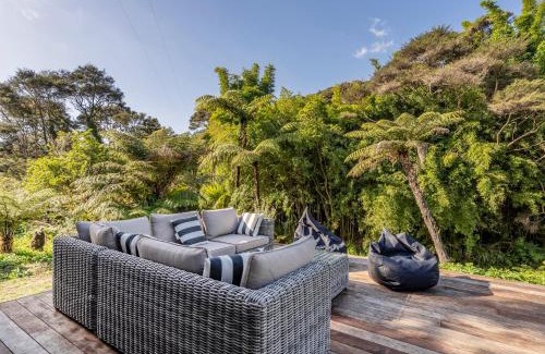 Kuaotunu Maison | Valley Hideaway - Kūaotunu Holiday Cabin