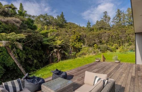 Kuaotunu Maison | Valley Hideaway - Kūaotunu Holiday Cabin