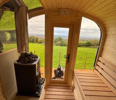 Ahascragh Autre | Valley view cabin in the woods on a farm