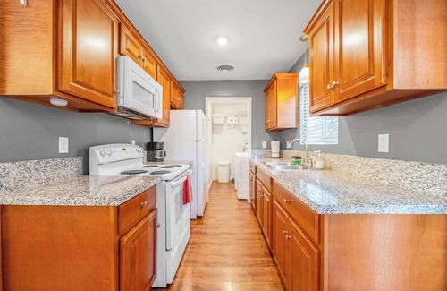 Visalia Appartement | Well-cared for Apartments, Quick Walk to Med Center, Downtown, Value for Long St