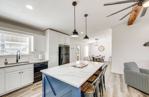 Van Maison | Van Vacation Retreat w/ Private 300-Acre Lake!