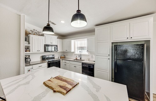 Van Maison | Van Vacation Retreat w/ Private 300-Acre Lake!