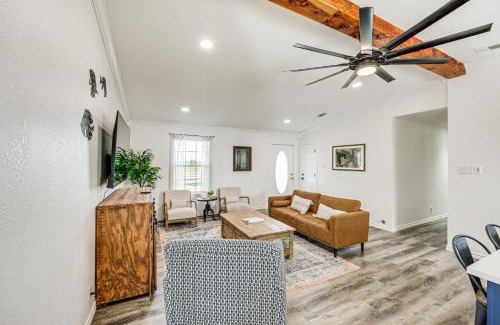 Van Maison | Van Vacation Retreat with Private 300-Acre Lake!