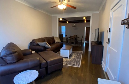 Belmont Cragin Appartement | Vantage appartement 9' ceiling, just renovated