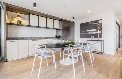 Abbotsford Copropriété | Luxury 3BR Riverside Sub-Penthouse w Huge Balcony