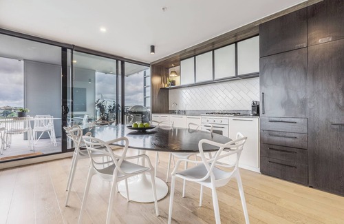 Abbotsford Copropriété | Luxury 3BR Riverside Sub-Penthouse w Huge Balcony