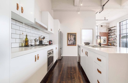 Fitzroy Copropriété | VAQUAY Rose & Vine In Fitzroy | NYC Warehouse Conversion With Gallery Soul