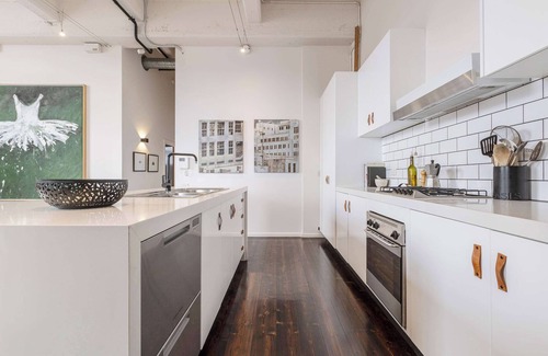 Fitzroy Copropriété | VAQUAY Rose & Vine In Fitzroy | NYC Warehouse Conversion With Gallery Soul