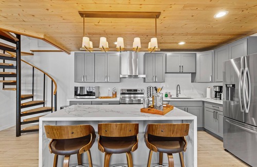 Burley Maison | Vashon Modern Beachfront Getaway: Pet & Family-Friendly with Stunning Views!
