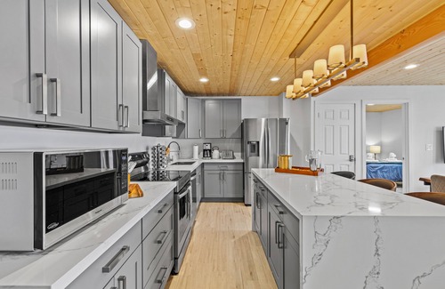 Burley Maison | Vashon Modern Beachfront Getaway: Pet & Family-Friendly with Stunning Views!