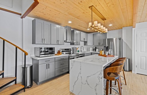 Burley Maison | Vashon Modern Beachfront Getaway: Pet & Family-Friendly with Stunning Views!