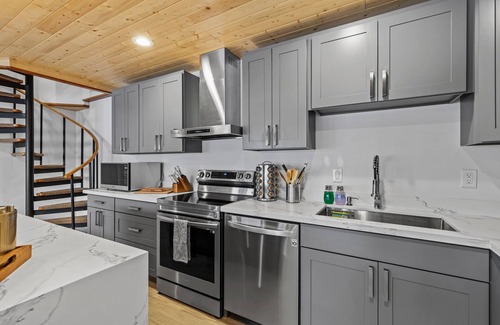 Burley Maison | Vashon Modern Beachfront Getaway: Pet & Family-Friendly with Stunning Views!