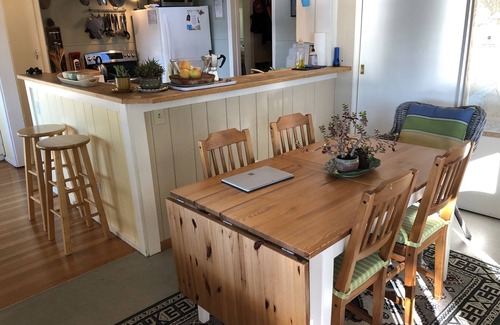 Vashon Island Cottage | Vashon Waterfront: superbes vues sur la forêt et la mer - Cosy, Sunny, Seaside Cottage