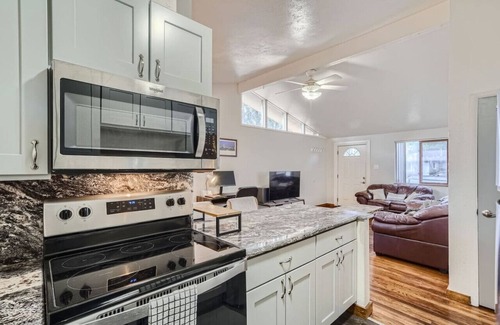 Arvada Plaza Area Appartement | Vaulted Ceilings & Modern Amenities Near Red Rocks & Denver