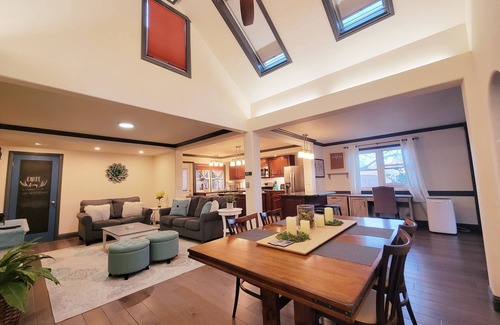 Santa Rosa Maison | Vaulted Ceilings, Skylights, Screened Patio, Gourmet Kitchen