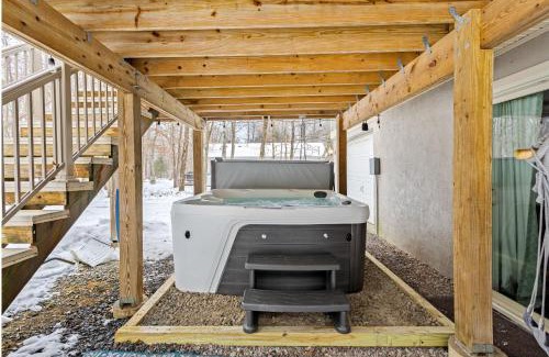 Albrightsville Maison | Vaulted Pines Lodge Hot Tub Game Room